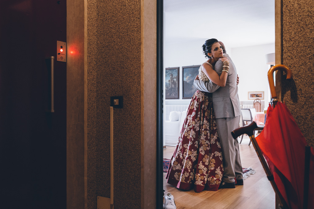 Fotografo Matrimonio Villa Erba La sposa abbraccia lo sposo