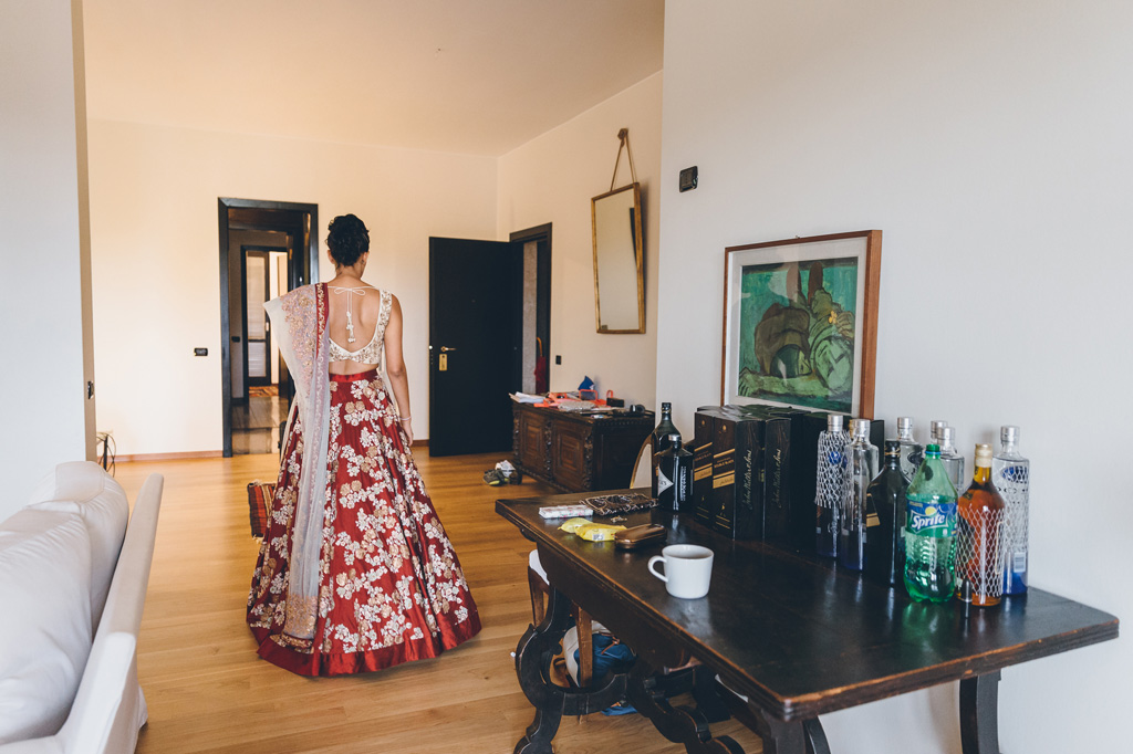 Fotografo Matrimonio Villa Erba La sposa cammina per la stanza dell'hotel
