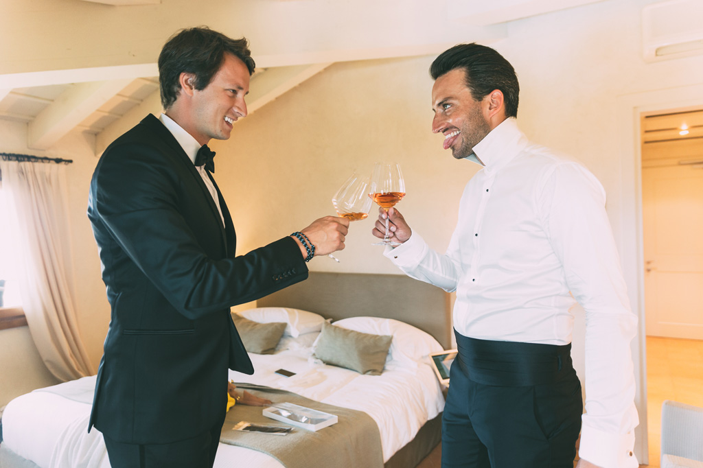 Fotografo Matrimonio Lago di Garda Lo sposo beve un drink in compagnia di un testimone