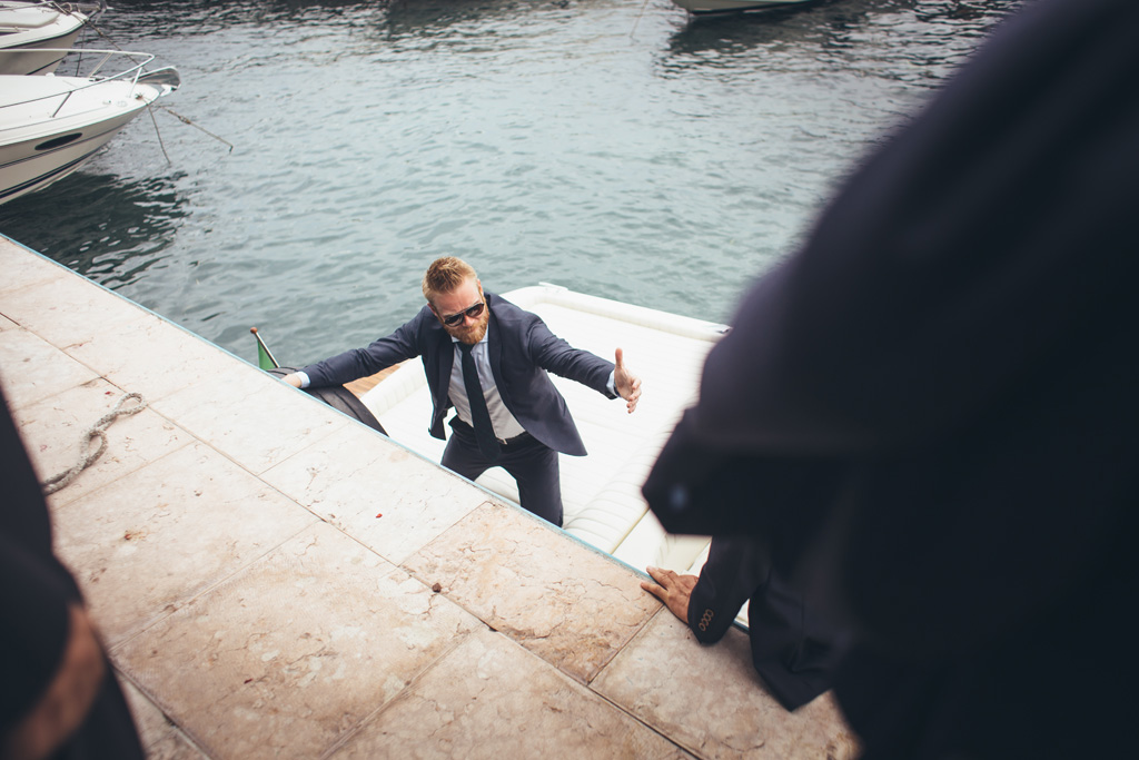 Fotografo Matrimonio Lago di Garda Lo sposo sale in barca
