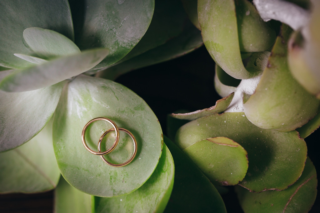 Fotografo Matrimonio Monza Il dettaglio delle fedi nunziali scattato dal fotografo Alessandro Della Savia