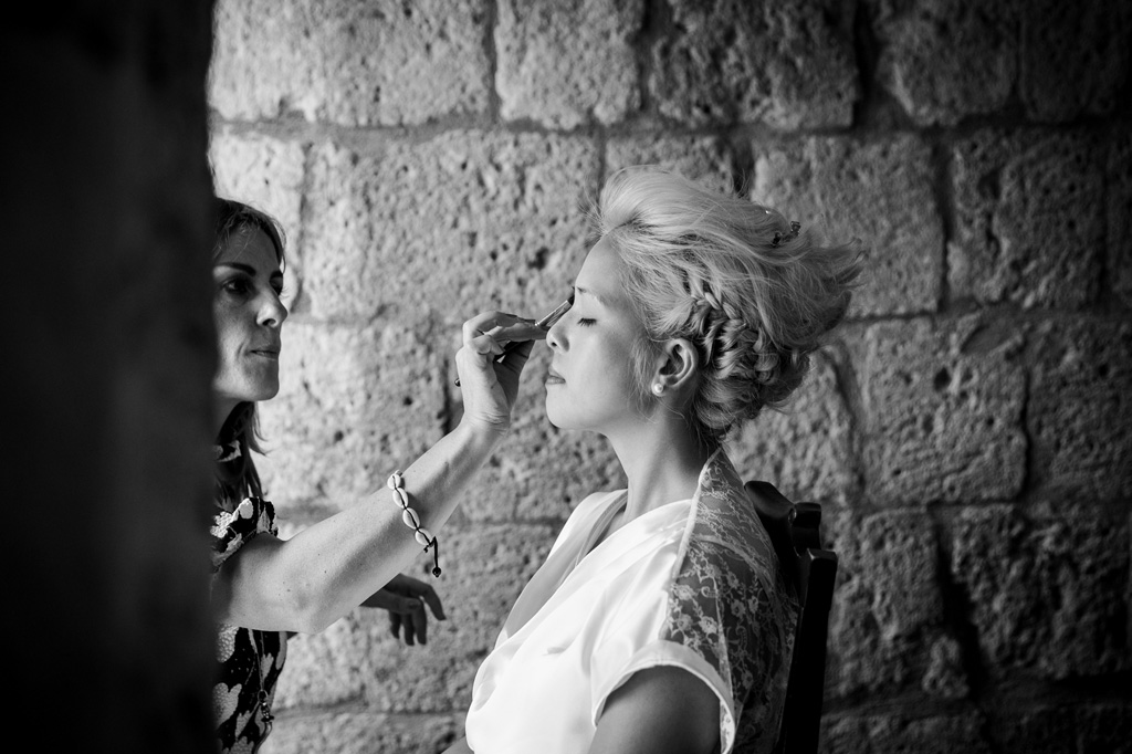 Fotografo Matrimonio Orvieto La truccatrice sistema la sposa prima della cerimonia