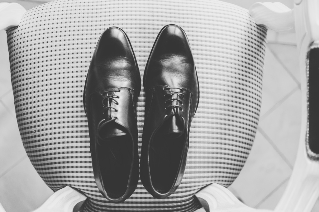 Fotografo Matrimonio Villa Del Cardinale Le scarpe dello sposo sono posatate