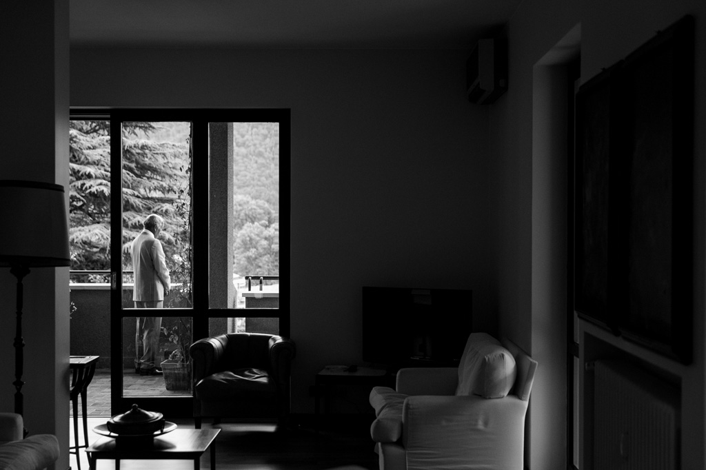 Fotografo Matrimonio Villa Erba Il padre scruta l'orizzonte prima di partire con la sposa per la cerimonia