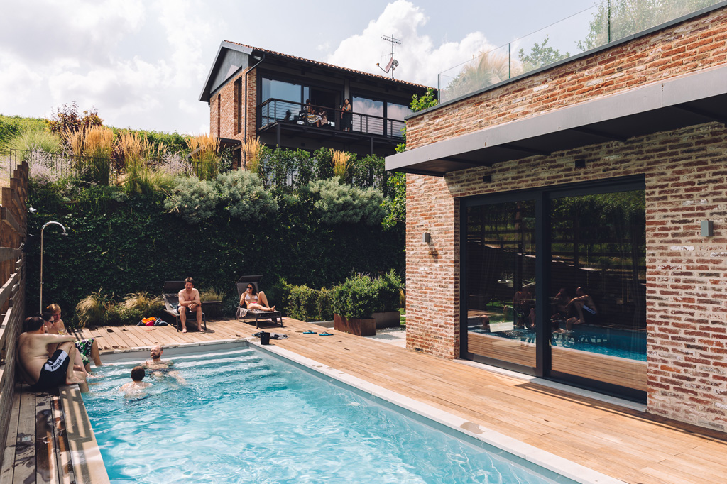 Fotografo Matrimonio Langhe Una panoramica della piscina in cui si rilassa lo sposo