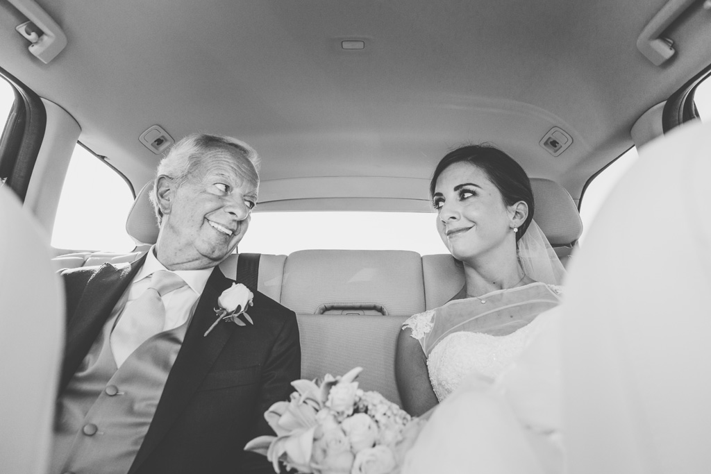 Fotografo Matrimonio Pavia La sposa scambia uno sguardo d'intesa con il padre