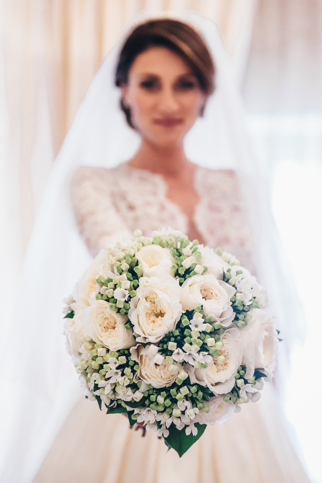 Fotografo Matrimonio Villa Caroli Zanchi La sposa Beatrice è in posa con il bouquet nella mano