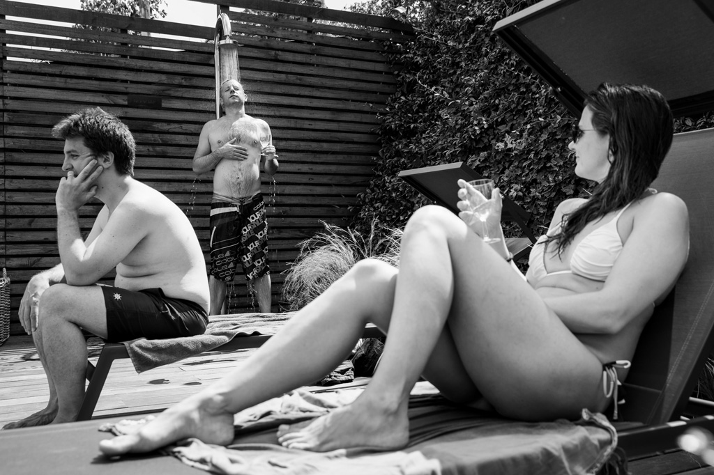 Fotografo Matrimonio Langhe Alcuni ospiti bevono champagne sul bordo