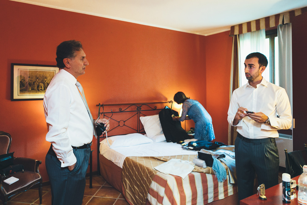 Fotografo Matrimonio Pavia Federico si confronta con il padre durante la preparazione
