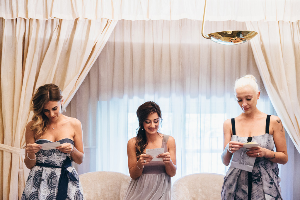 Fotografo Matrimonio Villa Caroli Zanchi Le damigelle leggono alcune dediche alla sposa