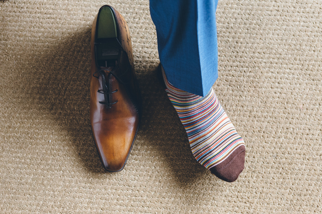 Fotografo Matrimonio Villa Erba Lo sposo indossa le scarpe per la cerimonia
