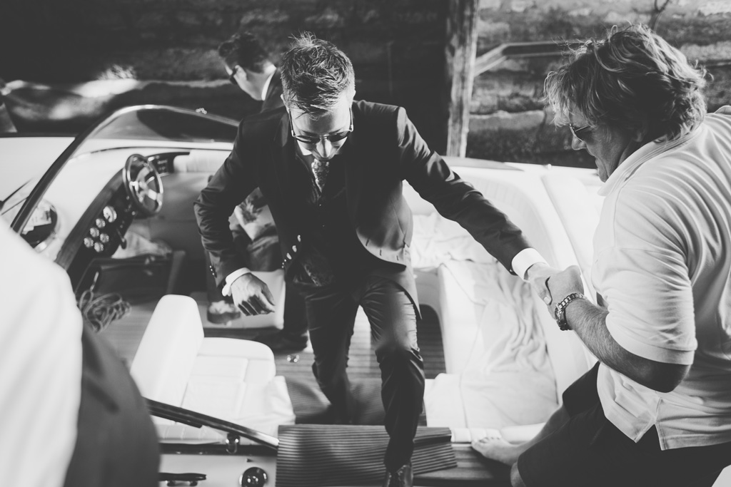 Fotografo Matrimonio Lago di Garda Un'assistente di barca aiuta Martin a tornare sulla terra ferma