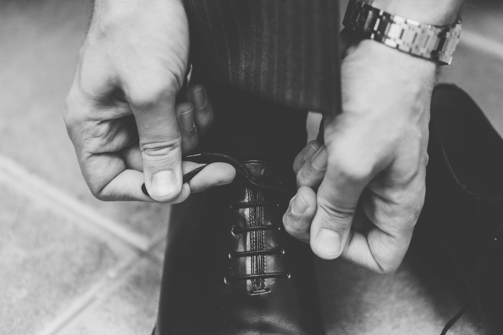 Fotografo Matrimonio Pavia Lo sposo allaccia una scarpa