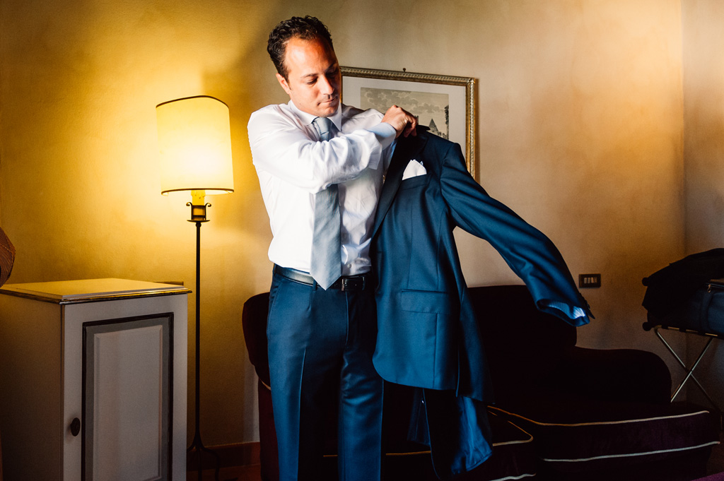 Fotografo Matrimonio Villa Del Cardinale Emmanuele indossa la giacca