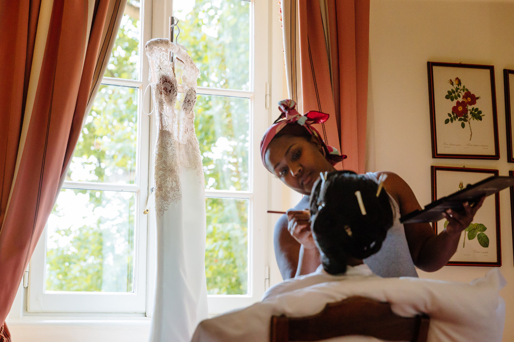 Fotografo Matrimonio Villa Erba La truccatrice abbellisce il viso della sposa Ayesha