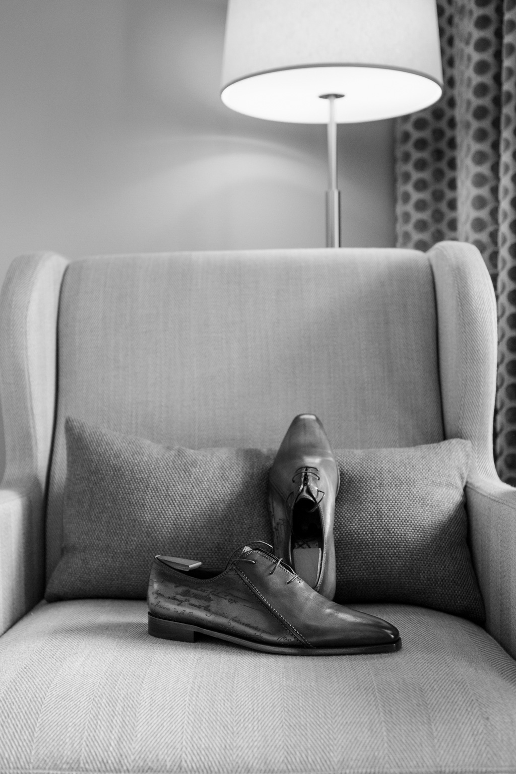Fotografo Matrimonio Villa Erba Le scarpe dello sposo