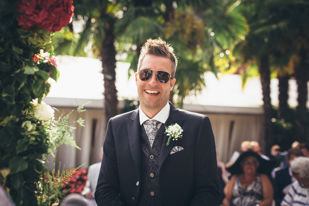 Fotografo Matrimonio Lago di Garda Lo sposo Martin sorride davanti al fotografo Alessandro Della Savia