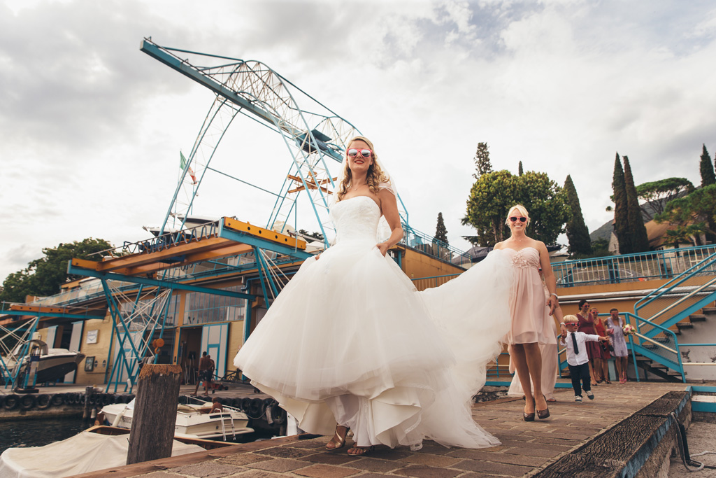 Fotografo Matrimonio Lago di Garda La sposa Kathrin raggiunge la barca in compagnia di una damigella