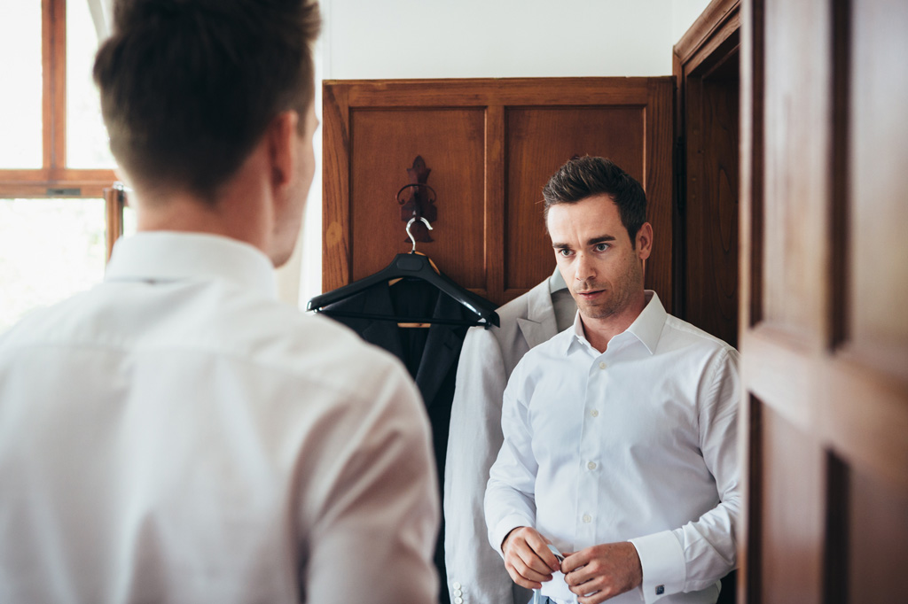 Fotografo Matrimonio Orvieto Lo sposo si confronta con un testimone in merito allo stato del suo abbigliamento