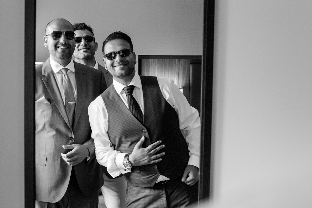 Fotografo Matrimonio Villa Erba I testimoni e lo sposo si specchiano sorridenti davanti allo specchio
