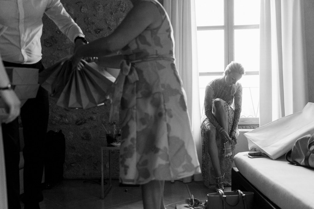 Fotografo Matrimonio Lago di Garda La sposa indossa le scarpe