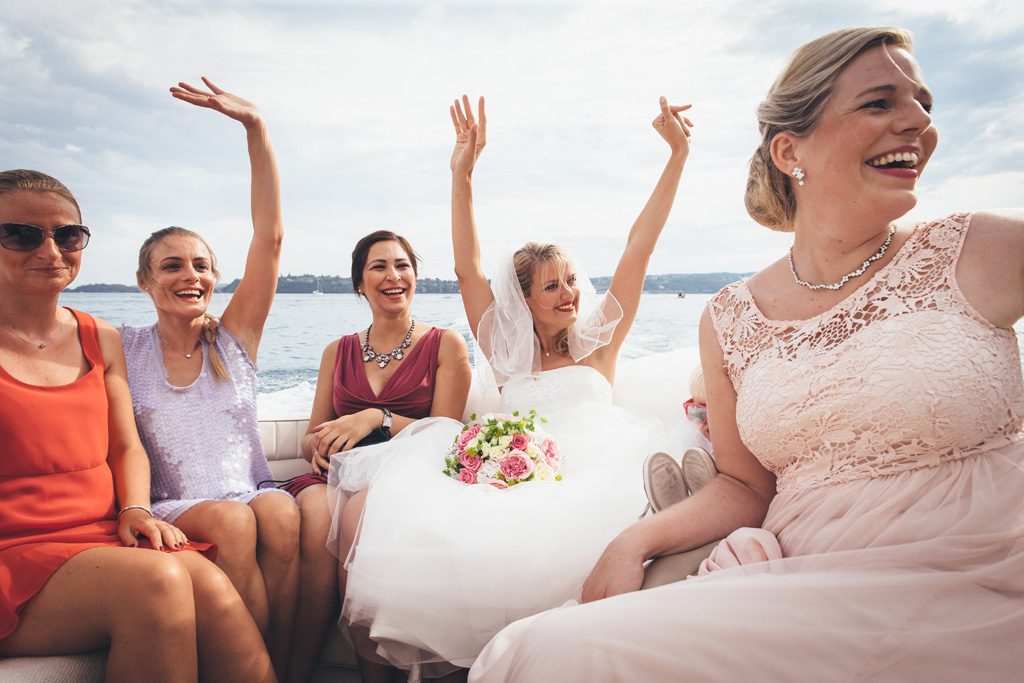 Fotografo Matrimonio Lago di Garda Kathrin saluta gli ospiti dalla barca