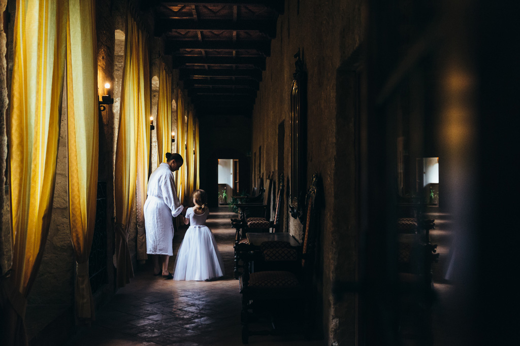 Fotografo Matrimonio Orvieto Un raggio di luce illumina una damigella in compagnia di una bambina