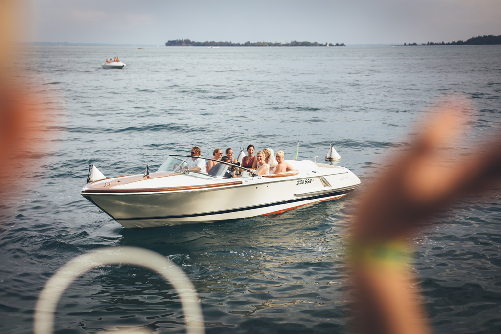 Fotografo Matrimonio Lago di Garda Kathrin e le damigelle si allontanano in barca