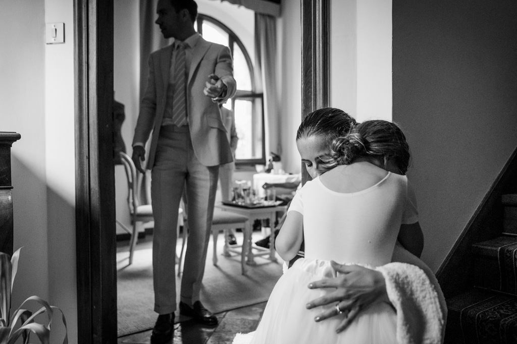 Fotografo Matrimonio Orvieto Un'ospite abbraccia dolcemente una bambina