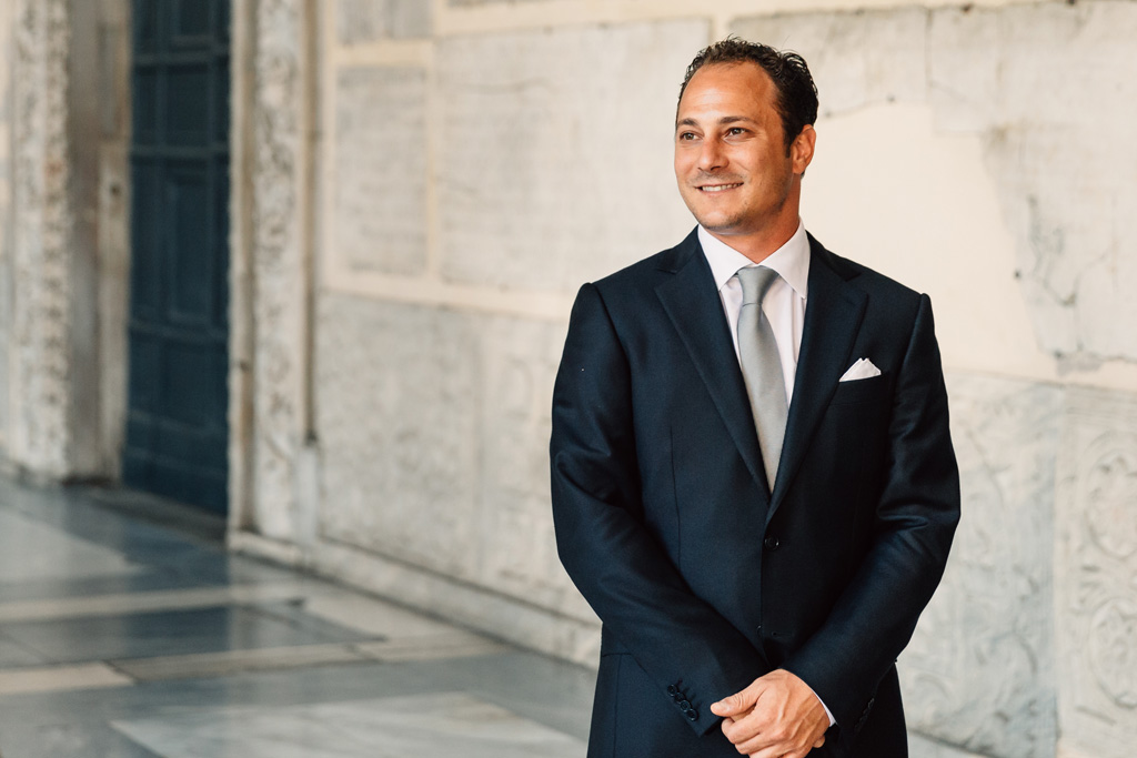 Fotografo Matrimonio Villa Del Cardinale Emmanuel sorride raggiante all'uscita della Basilicata