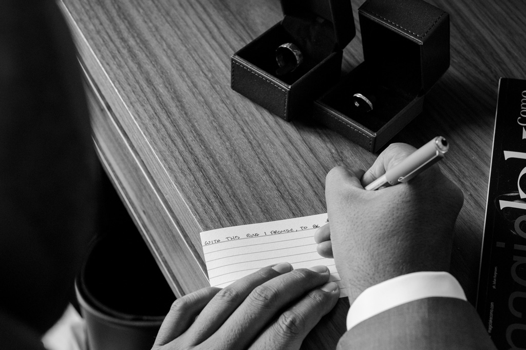 Fotografo Matrimonio Villa Erba Lo sposo scrive una dedica riferita alla sposa