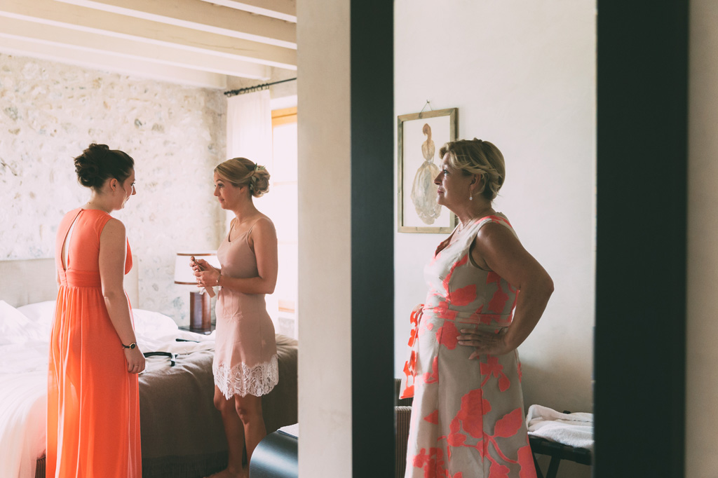 Fotografo Matrimonio Lago di Garda La sposa è in compagnia di parenti e damigelle durante la preparazione