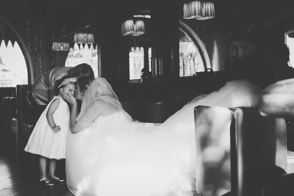 Fotografo Matrimonio Lago di Garda Una sposa bacia dolcemente una bambina
