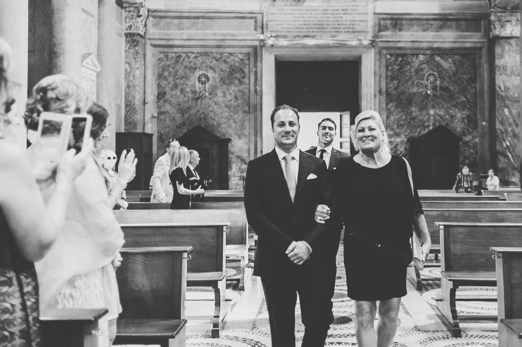 Fotografo Matrimonio Villa Del Cardinale Emmanuel entra nella basilica in compagnia della madre