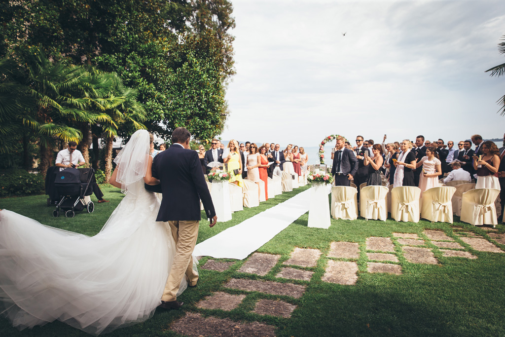 Fotografo Matrimonio Lago di Garda Il padre accompagna la sposa per celebrare le nozze di matrimonio