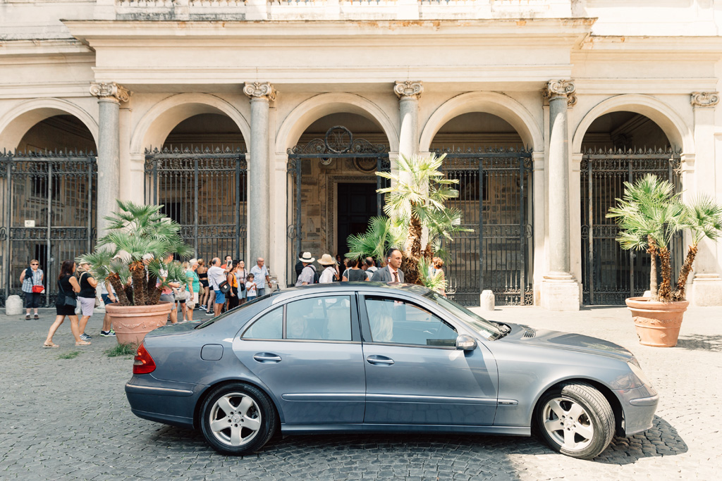 Fotografo Matrimonio Villa Del Cardinale La macchina della sposa raggiunge