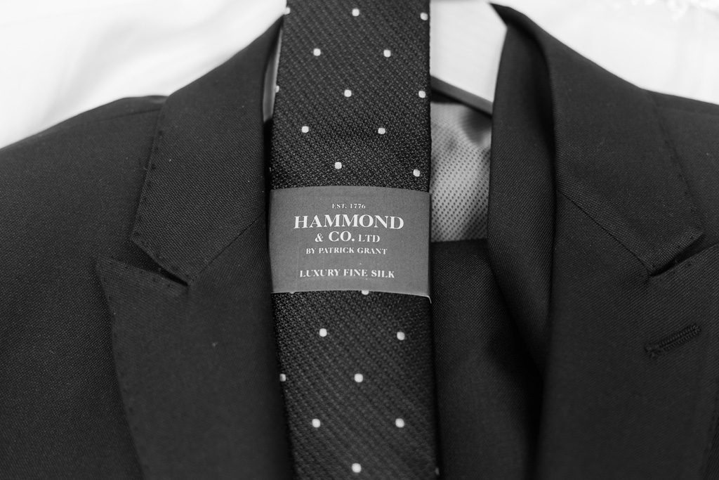 Fotografo Matrimonio Villa Erba Un particolare della cravatta Hammond dello sposo