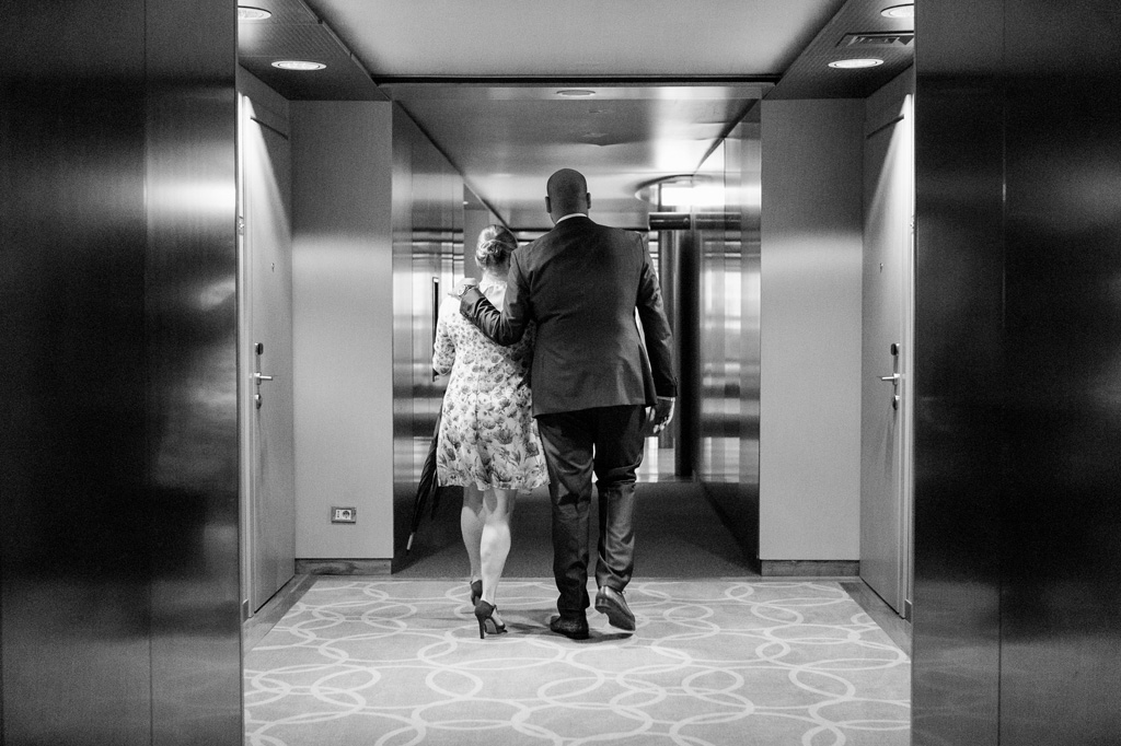 Fotografo Matrimonio Villa Erba Lo sposo abbraccia la madre prima della partenza per la cerimonia