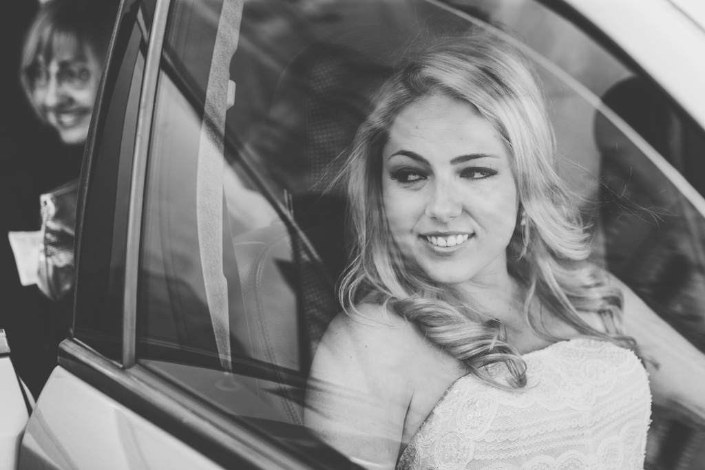 Fotografo Matrimonio Villa Del Cardinale La sposa sorride raggiante con lo sguardo in direzione della Basilica