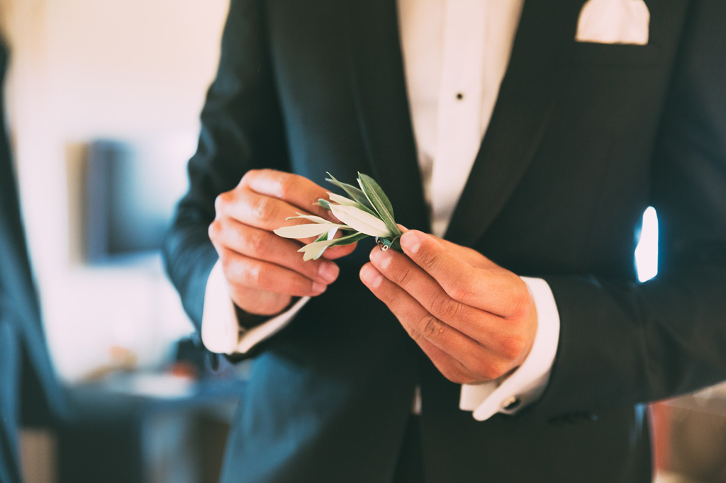 Fotografo Matrimonio Lago di Garda Il dettaglio di un ornamento per il completo da cerimonia