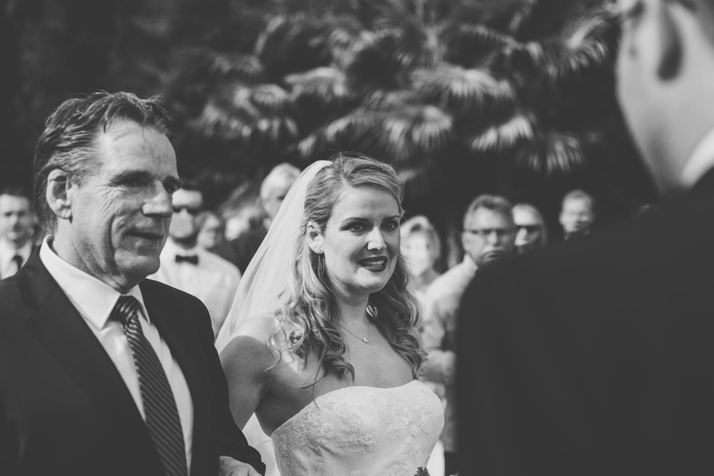 Fotografo Matrimonio Lago di Garda La sposa Kathrin osserva lo sposo