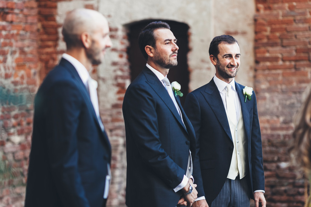 Fotografo Matrimonio Pavia Lo sposo ha un sorriso rassicurante prima di entrare nella Basilica
