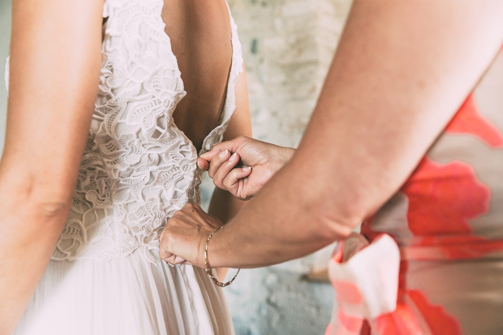 Fotografo Matrimonio Lago di Garda La madre della sposa sistema il vestito della sposa
