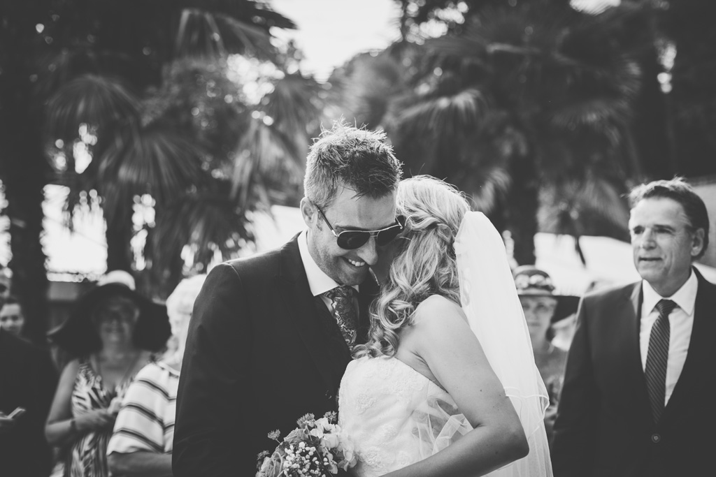 Fotografo Matrimonio Lago di Garda La sposa Kathrin bacia lo sposo finalmente ricongiunti