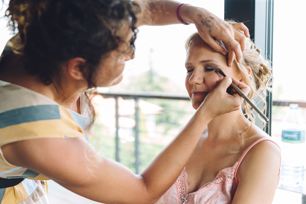 Fotografo Matrimonio Langhe La sposa è in fase di preparazione durante il trucco