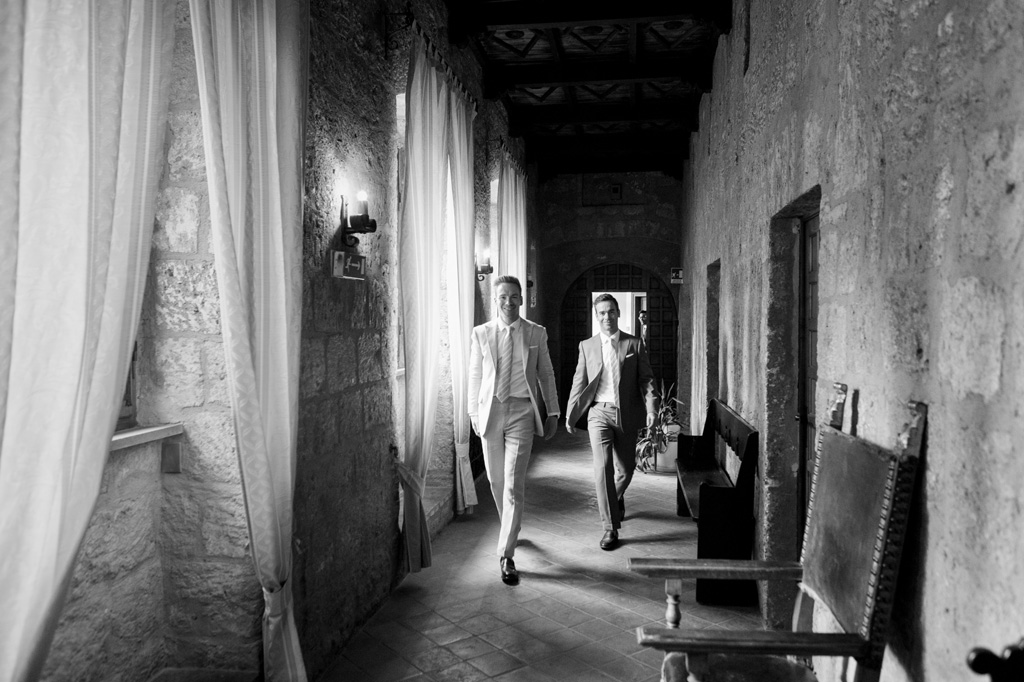 Fotografo Matrimonio Orvieto Lo sposo attraversa il corridoio dell'abbazia in compagnia di un testimone