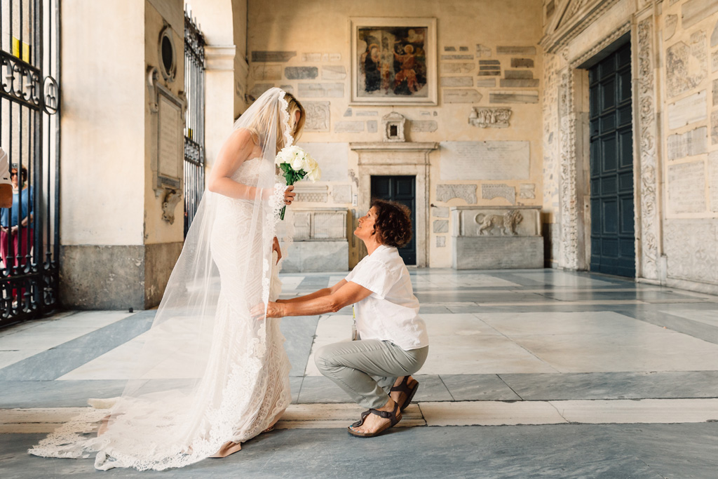 Fotografo Matrimonio Villa Del Cardinale Un'invitata confida due parole alla sposa