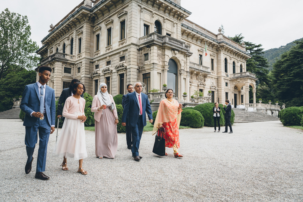 Fotografo Matrimonio Villa Erba Lo sposo è accompagnato da amici e parenti per celebrare le nozze di matrimonio