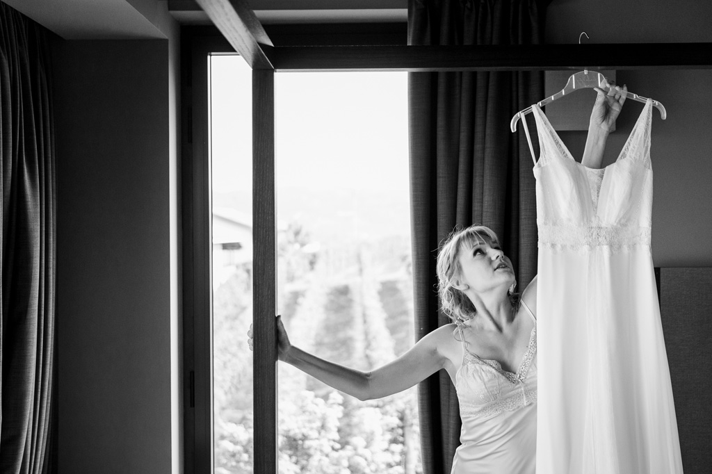 Fotografo Matrimonio Langhe La sposa raccoglie l'abito da sposa