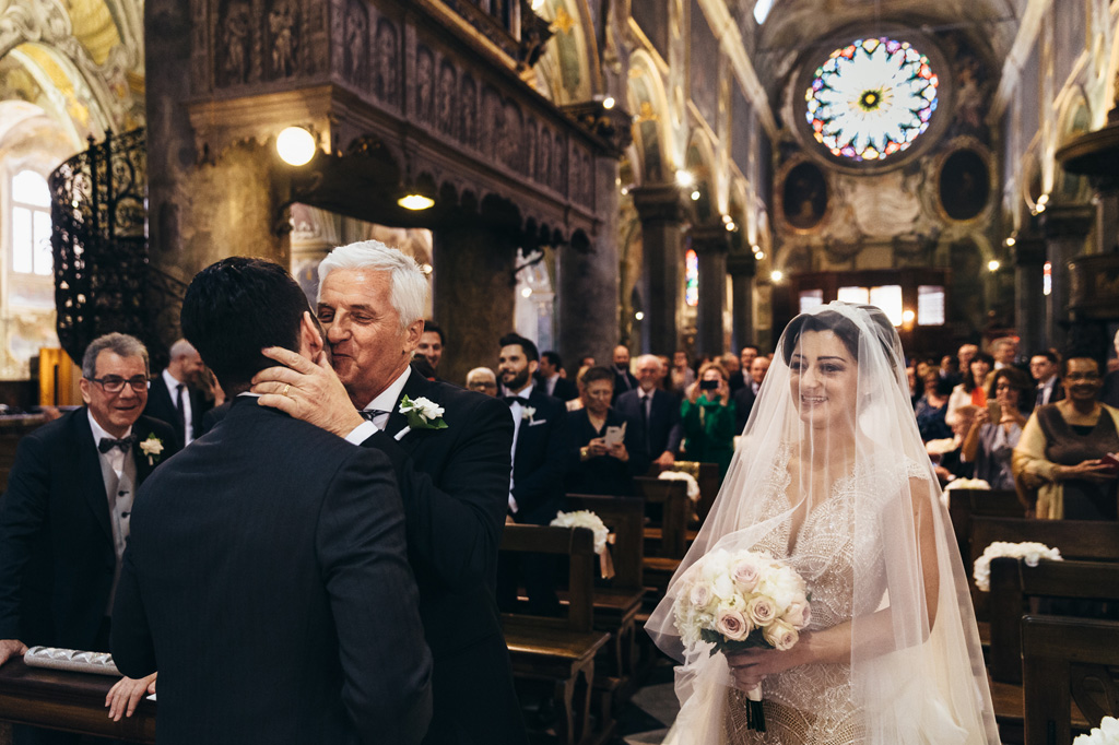 Fotografo Matrimonio Monza Il padre bacia lo sposo prima di congiungersi con la sposa